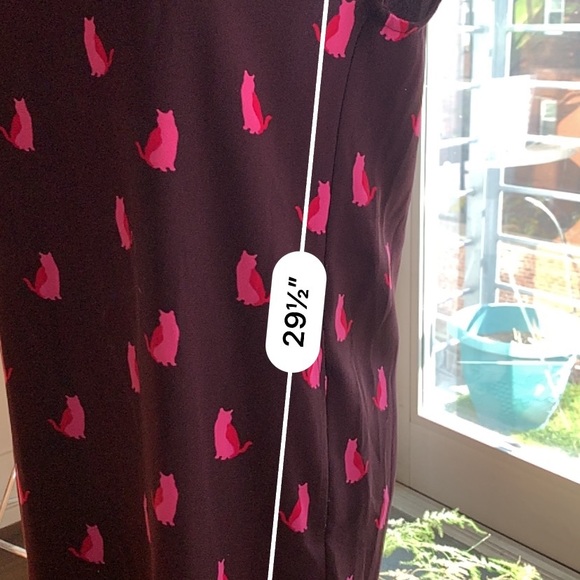 Maroon shift dress with cat motif - Picture 3 of 3
